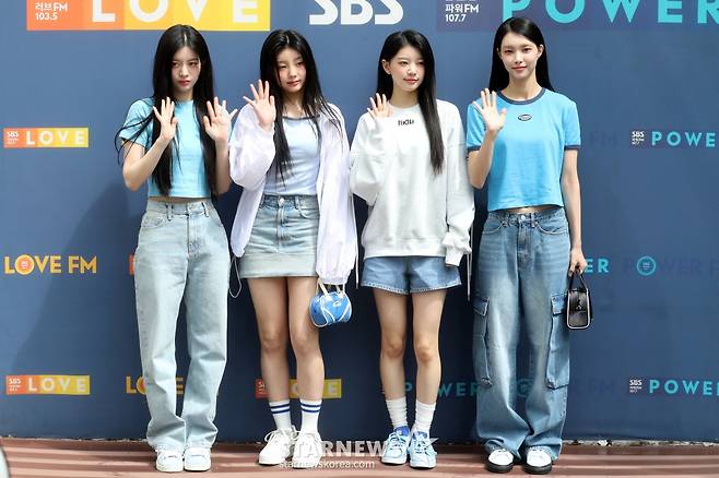 그룹 아일릿(I’LL-IT) 민주, 원희, 모카, 윤아가 24일 오후 서울 목동 SBS에서 진행되는 라디오 '컬투쇼' 출연을 위해 도착하고 있다. 2024.04.24 /사진=임성균
