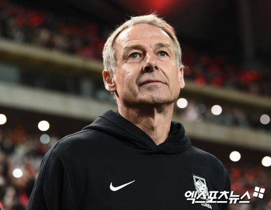 위르겐 클린스만 전 축구대표팀 감독이 지난 1월 아시아축구연맹 아시안컵 당시 발생한 대표팀 내분설에 대해 직접 입을 열었다. 이강인과 손흥민이 다퉜고, 이강인이 손흥민의 손가락을 탈구시켰다고 털어놨다. 클린스만은 한국 축구를 쑥대밭으로 만들였음에도 자신은 위약금 70억원(추산)을 챙겨 떠났다. 엑스포츠뉴스DB