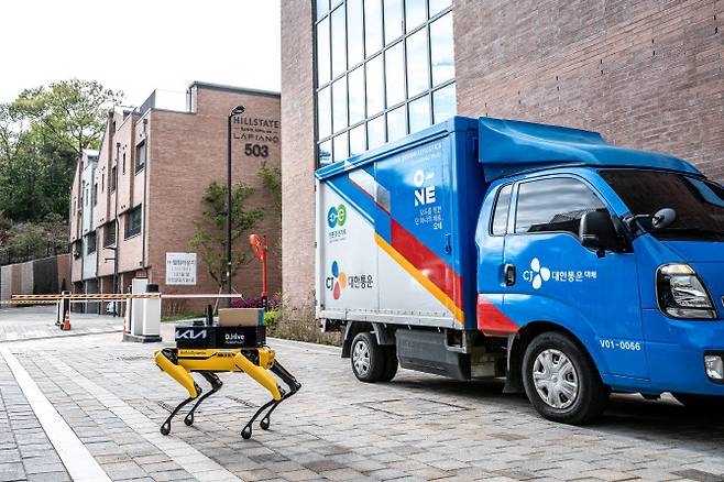 기아가 CJ대한통운, 현대건설, 로봇 전문 스타트업 ‘디하이브’와 함께 라스트마일 로봇 배송 서비스 실증 사업을 실시했다. 라스트마일 로봇 배송 서비스 실증 사업에 활용된 차량과 로봇개 ‘스팟(SPOT)’. (사진=기아)
