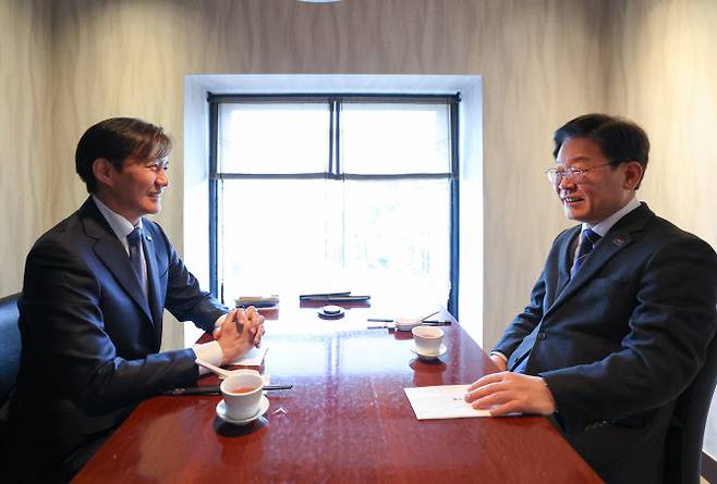 이재명(왼쪽) 더불어민주당 대표와 조국 조국혁신당 대표가 25일 서울 모처에서 만나 저녁 만찬 회동을 하는 중이다.(사진=더불어민주당 제공)