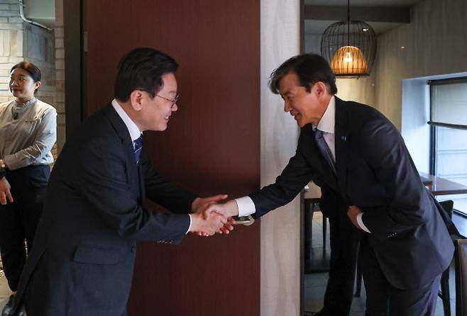 이재명(왼쪽) 더불어민주당 대표와 조국 조국혁신당 대표가 25일 서울 모처에서 만나 저녁 만찬 회동을 하는 중이다.(사진=더불어민주당 제공)