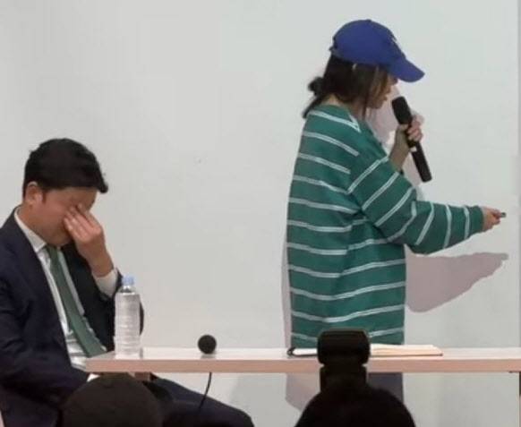 25일 기자회견에서 얼굴을 감싼 법률대리인 세종 측 변호사(사진=X(구 트위터) 캡쳐)