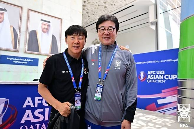 황선홍 대한민국 올림픽 축구대표팀 감독(오른쪽)과 신태용 인도네시아 감독