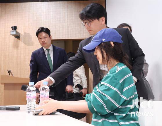 하이브 산하 레이블 어도어 민희진 대표가 25일 오후 서울 서초구 한국컨퍼런스센터에서 진행된 긴급 기자회견에 참석했다. 김현우 엔터뉴스팀 기자 kim.hyunwoo3@jtbc.co.kr (콘텐트비즈니스본부)