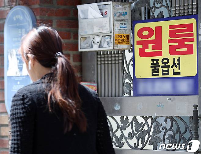 서울 동작구 흑석동 중앙대학교 인근 원룸 앞으로 학생 등이 지나고 있다. 뉴스1 ⓒ News1 박정호 기자