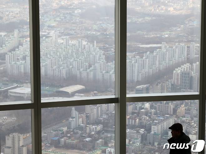 사진은 이날 서울 송파구 롯데월드타워 서울스카이에서 바라본 서울시내 아파트 단지 모습. 2024.1.22/뉴스1 ⓒ News1 황기선 기자