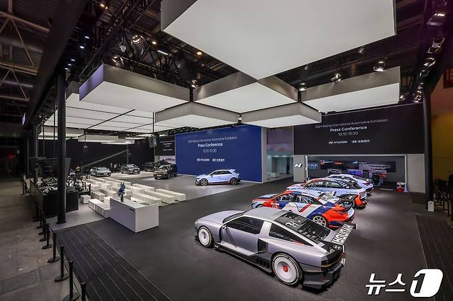 현대차는 25일(현지시각) 중국국제전람중심 순의관(China International Exhibition Center, Shunyi New Hall)에서 열린 ‘2024 베이징 국제 모터쇼(Auto China 2024)’에서 ‘아이오닉 5 N’과 ‘디 올 뉴 싼타페’를 공개하고, ‘더 뉴 투싼’을 중국 시장에 최초로 공개했다. 2024 베이징 국제 모터쇼 현대차관 전경.(현대차 제공)