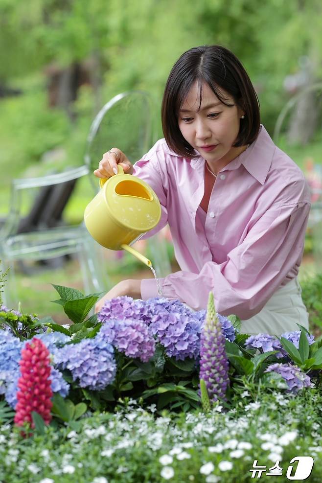 ‘별사랑 정원’의 꽃에 물을 주고 있는 가수 '별사랑'. (고양시 제공)