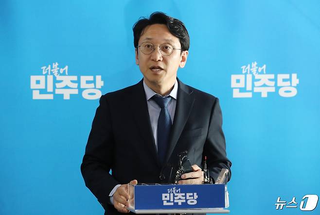 천준호 더불어민주당 당대표 비서실장이 25일 오후 서울 여의도 국회에서 윤석열 대통령과 이재명 민주당 대표의 영수회담 준비를 위한 2차 실무회동 결과를 브리핑을 하고 있다. 2024.4.25/뉴스1 ⓒ News1 임세영 기자