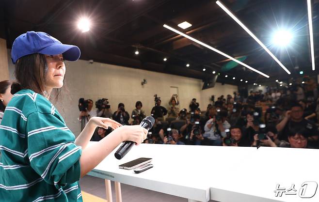 그룹 뉴진스의 소속사 어도어 민희진 대표가 25일 서울 서초구 한국컨퍼런스센터에서 하이브 경영권 탈취 시도와 관련한 배임 의혹 관련 입장을 밝히는 긴급기자회견을 열고 마이크를 들고 있다. 2024.4.25/뉴스1 ⓒ News1 권현진 기자