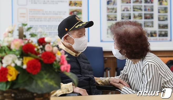 경기 수원시 장안구 한국보훈복지의료공단 수원보훈요양원에서 면회 온 딸이 아버지의 손을 꼭 잡고 이야기를 나누고 있다. 2023.5.4/뉴스1 ⓒ News1 김영운 기자