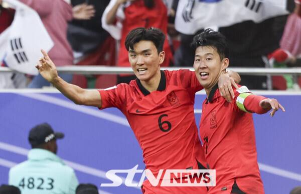 20일(현지시각) 카타르 도하 알투마마 스타디움에서 열린 아시아축구연맹(AFC) 2023 카타르 아시안컵 E조 조별예선 2차전 요르단과 대한민국의 경기, 후반 한국 황인범과 손흥민이 동점골이 터지자 기뻐하고 있다. 사진┃뉴시스