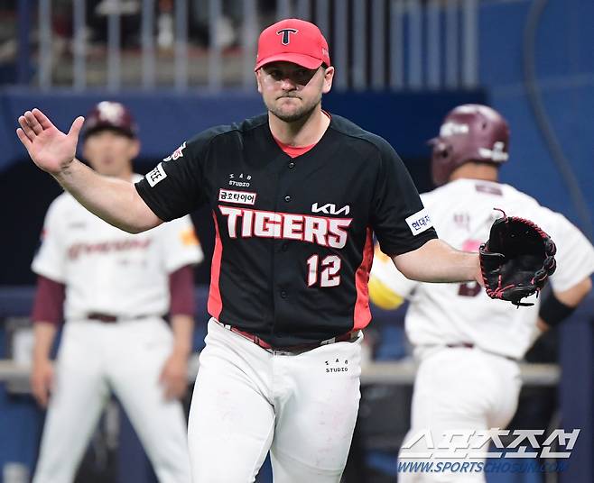 23일 서울 고척스카이돔에서 열린 KIA와 키움의 경기. 4회도 무실점으로 마친 크로우가 기뻐하고 있다. 고척=정재근 기자 cjg@sportschosun.com/2024.4.23/