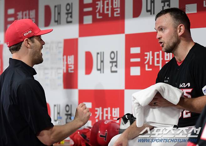 23일 서울 고척스카이돔에서 열린 KIA와 키움의 경기. 4회까지 무실점 투구를 한 크로우가 네일과 대화하고 있다. 고척=정재근 기자 cjg@sportschosun.com/2024.4.23/