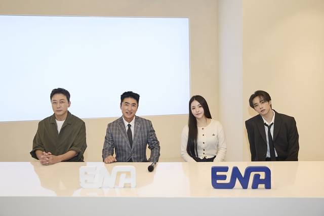 방송인 탁재훈 장동민, 가수 유정, 더보이즈 멤버 선우(왼쪽부터)가 최근 서울 마포구 한 카페에서 <더팩트>와 만나 인터뷰를 진행했다. /ENA