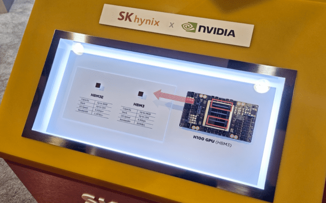TSMC 2024 테크놀로지 심포지엄에서 SK하이닉스가 전시한 HBM3E와 HBM3 제품(사진=SK하이닉스)