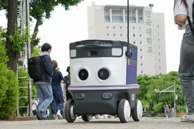 뉴빌리티 자율주행 배달 로봇 '뉴비'가 건대 캠퍼스 내 로봇배달 서비스 중이다. (사진=뉴빌리티)