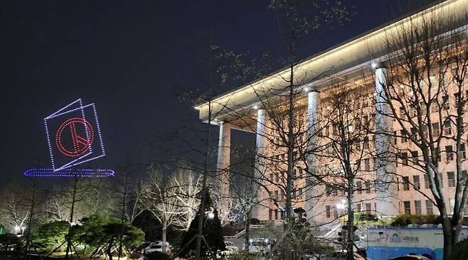 4.10 총선 투표일인 지난 10일 밤 국회 뒤로 한 방송국이 진행한 드론쇼가 보인다. [이미지출처=연합뉴스]