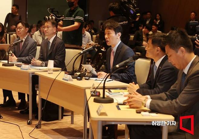 개인투자자와 함께하는 열린 토론(2차)회가 25일 한국거래소 서울사무소 컨퍼런스홀에서 열렸다. 이복현 금융감독원장이 모두발언을 하고 있다.. 사진=허영한 기자 younghan@