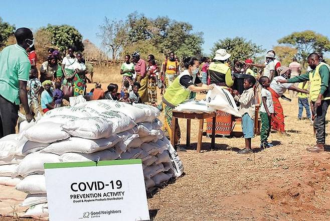 ▲2020년 코로나19 긴급구호로 잠비아주민들이 ‘푸드 패키지(Food package)’를 전달 받고 있다.