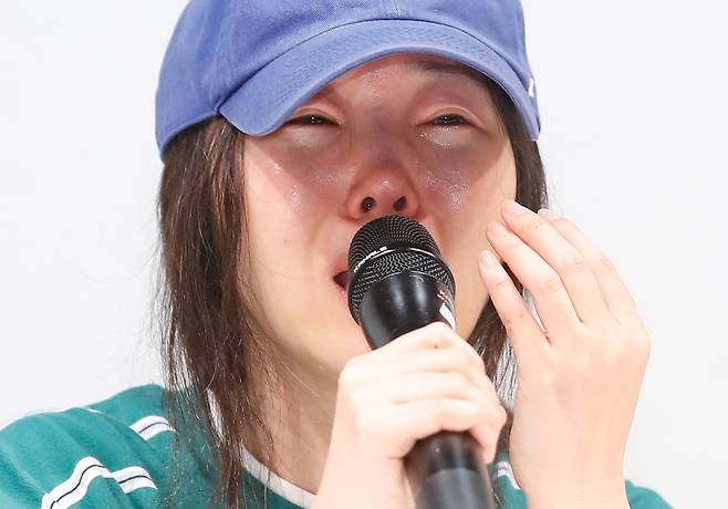민희진 어도어 대표가 기자회견장에서 눈물을 보이고 있다. /뉴스1