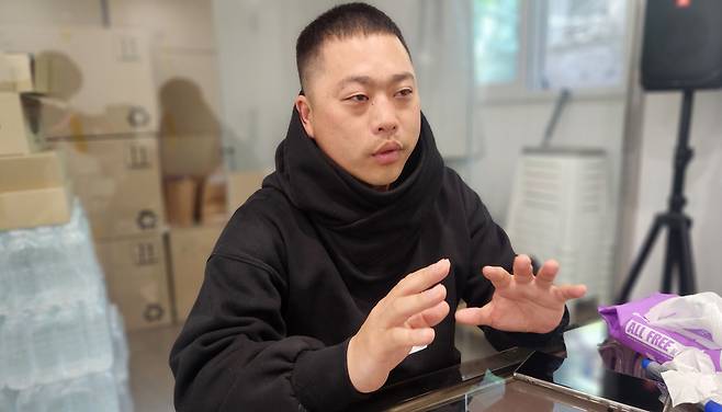 지난 23일 오후 서울시 서초구 방배동 사무실에서 이희태 플레이조커 대표가 인터뷰를 진행 중이다. /최정석 기자