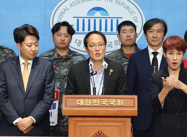 박주민 더불어민주당 해병대 특검법 대표 발의 의원이 19일 서울 여의도 국회 소통관에서 열린 '야6당-해병대예비역연대,채상병 특검법 신속 처리 촉구 기자회견'에서 발언을 하고 있다. 이날 기자회견에는 정원철 해병대예비역연대 회장, 전재수, 박주민 더불어민주당 의원과, 조국 조국혁신당 대표, 이준석 개혁신당 대표, 장혜영 녹색정의당 원내대표 직무대행, 강성희 진보당 원내대표, 김종민 새로운미래 의원 등이 참석했다. /뉴스1