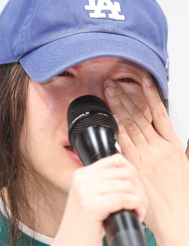 민희진 어도어 대표가 25일 서울 서초구 한국컨퍼런스센터에서 경영권 탈취 시도와 관련한 배임 의혹에 기자회견을 갖고 눈물을 흘리며 입장을 밝히고 있다./뉴스1
