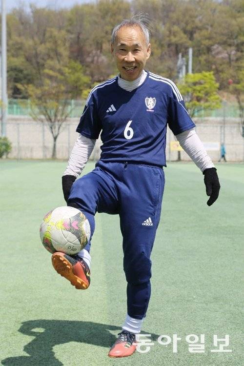이태용 대표가 경기 고양시 충장근린체육공원 축구장에서 오른발로 공을 들어보이고 있다. 그는 사업 등으로 운동을 소홀히 하다 망가진
 몸을 되살리기 위해 10여 년 전부터 축구를 시작해 주말마다 그라운드를 뛰고 있다. 고양=양종구 기자 yjongk@donga.com