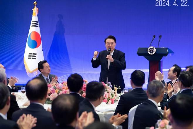 윤석열 대통령이 22일 서울 중구 롯데호텔에서 열린 2024년 재외공관장 만찬에서 마무리 발언을 하고 있다. 사진=대통령실