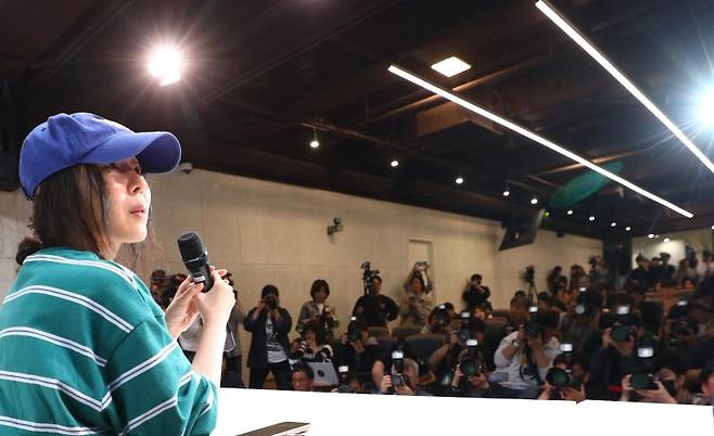 그룹 뉴진스의 소속사 어도어 민희진 대표가 25일 서울 서초구 한국컨퍼런스센터에서 하이브 경영권 탈취 시도와 관련한 배임 의혹에 긴급기자회견을 갖고 있다. 2024.4.25/뉴스1 ⓒ News1 권현진 기자 /사진=뉴스1