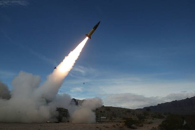 미국 육군의 에이태큼스 미사일 발사 장면. AP 연합뉴스