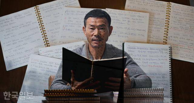 그가 인터뷰를 하면서 가장 설렌 미소를 지었을 때는 책 이야기를 할 때, 그리고 이루고 싶은 꿈을 얘기할 때였다. “책을 읽으며 더욱 성장할 미래”라니, 그의 말대로 예순은 마법의 나이다. 사진은 그의 사진과 독서노트를 레이어 합성한 것이다. 최주연 기자