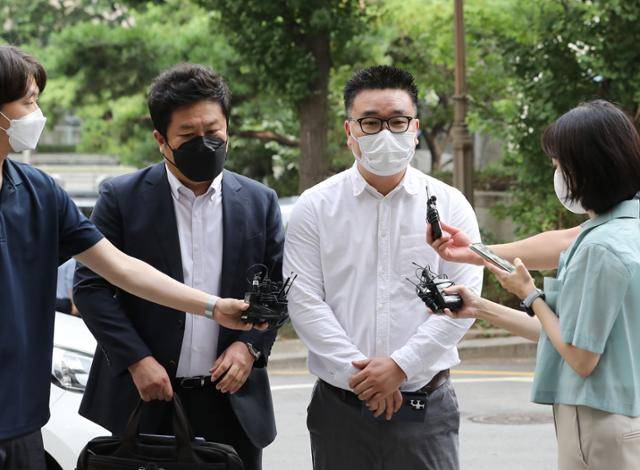 김건희 여사와의 전화 통화를 녹음하고 방송에 제보했다가 고발당한 서울의소리 이명수(오른쪽 두 번째) 기자가 2022년 8월 4일 오전 서울 마포구 서울경찰청 반부패·공공범죄수사대에 출석하고 있다. 연합뉴스