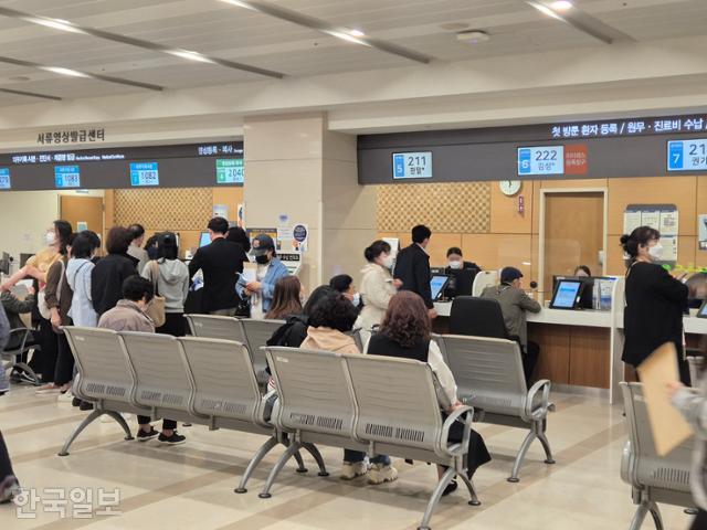 25일 오전 서울 서대문구 신촌세브란스병원에서 환자들이 진료를 기다리고 있다. 김재현 기자
