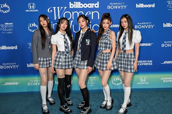 뉴진스가 지난달 6일(현지시간) 미국 로스앤젤레스 유튜브 시어터에서 열린 '2024 빌보드 위민 인 뮤직 어워드(2024 Billboard Women in Music Awards)'에 참석해 포즈를 취하고 있다. [사진=빌보드]