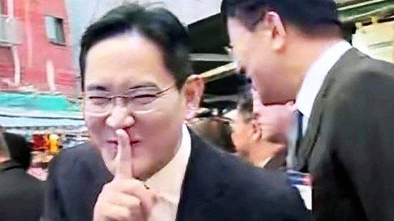 이재용 삼성전자 회장이 지난해 부산 부평깡통시장을 방문했을 당시 시민을 향해 '쉿' 하는 동작과 함께 익살스러운 표정을 짓는 모습이 카메라에 찍혔다. 사진 온라인 커뮤니티