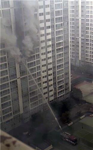 25일 오후 5시쯤 부산 남구 용호동의 한 아파트 12층에서 불이 났다. 연합뉴스