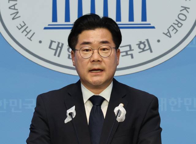 ▲ 더불어민주당 박찬대 의원이 21일 국회에서 원내대표 출마 선언 기자회견을 하고 있다. 연합뉴스