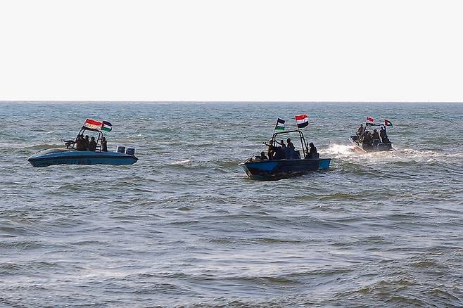 예멘 후티 반군 소속 해안경비대원들이 홍해 항구도시 호데이다 일대를 해상 순찰하고 있다. AFP연합뉴스