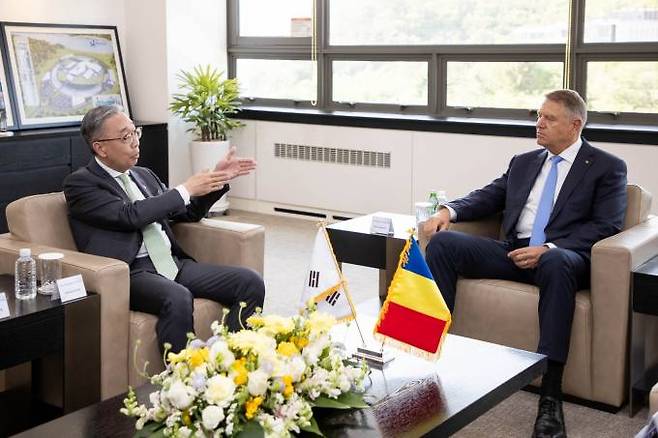 클라우스 요하니스 루마니아 대통령(오른쪽)이 지난 24일 두산에너빌리티 경남 창원 본사를 방문해 박지원 두산에너빌리티 회장과 면담을 하고 있다. 두산에너빌리티 