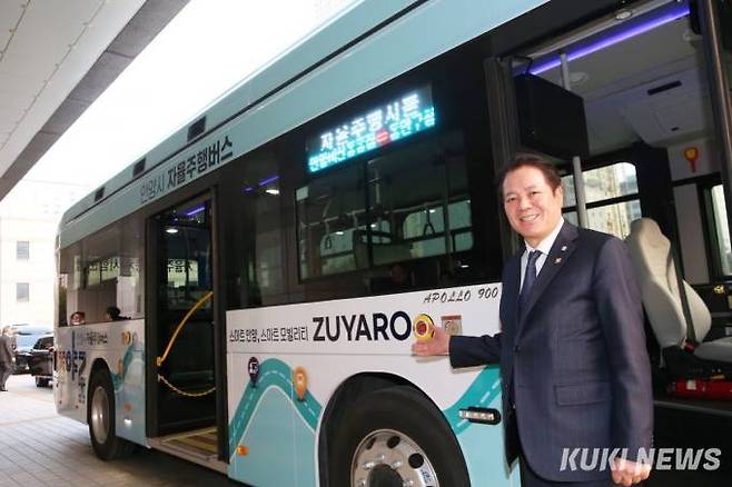 지난 22일부터 시범운행에 들어간 안양시 자율주행버스 '주야로'. 최대호 시장이 탑승을 안내하고 있다.