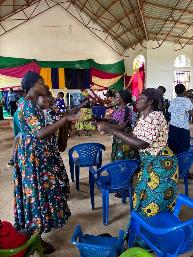 동아프리카 탄자니아 다발로 주민들이 에반젤리스트순복음교회에서 마주보고는 찬양 율동을 추고 있다.