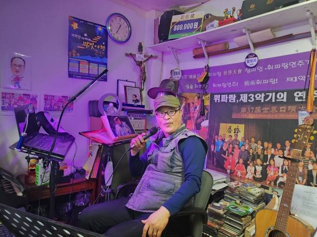 휘파람 연주가 황보서씨가 지난 22일 서울 중구 신당동 한 연주실에서 비틀즈의 '오블라디 오블라다'를 연주하고 있다. 정신영 기자