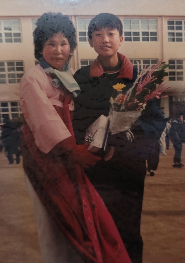 목포 청호중학교 졸업 당시 저자(오른쪽)와 엄마. 선율 제공