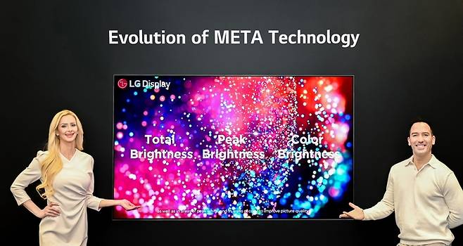 LG디스플레이 모델이 메타 테크놀로지 2.0이 적용된 OLED TV 패널 신제품을 소개하고 있다. <LG디스플레이>