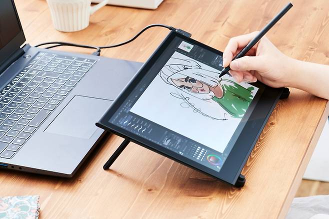 삼성디스플레이의 13.3형 OLED 패널이 탑재된 펜 태블릿 신제품 '와콤 무빙크(Wacom Movink)'/사진제공=삼성디스플레이