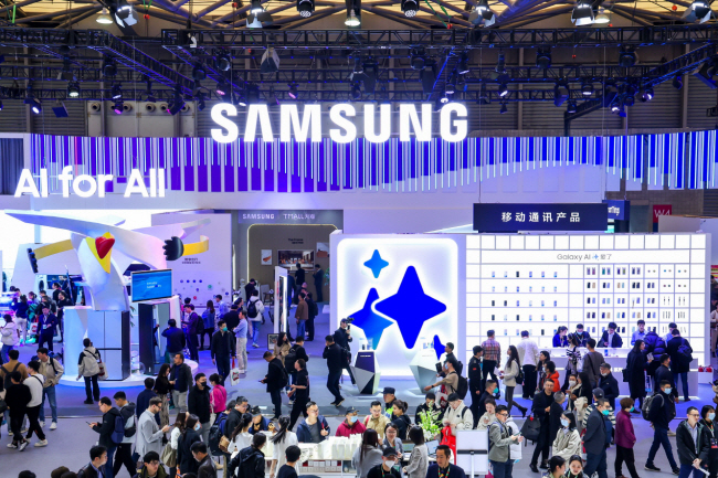지난달 14~17일(현지시간) 중국 상하이에서 열린 ‘AWE 2024’에서 관람객들이 삼성전자 전시장을 둘러보고 있다.   삼성전자 제공