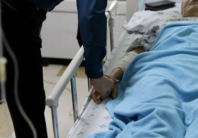 윤희근 경찰청장이 지난 22일 오전 광주광역시 조선대병원을 찾아 범인 검거 과정에서 흉기에 부상을 입고 치료 중인 광주경찰청 남부경찰서 소속 부상경찰관을 위로했다.[경찰청 제공]