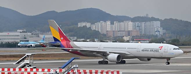 아시아나항공이 대한항공과 합병을 위해 화물 사업 부문을 매각을 결정했던 2023년 11월 3일 서울 김포공항 활주로. 임세준 기자